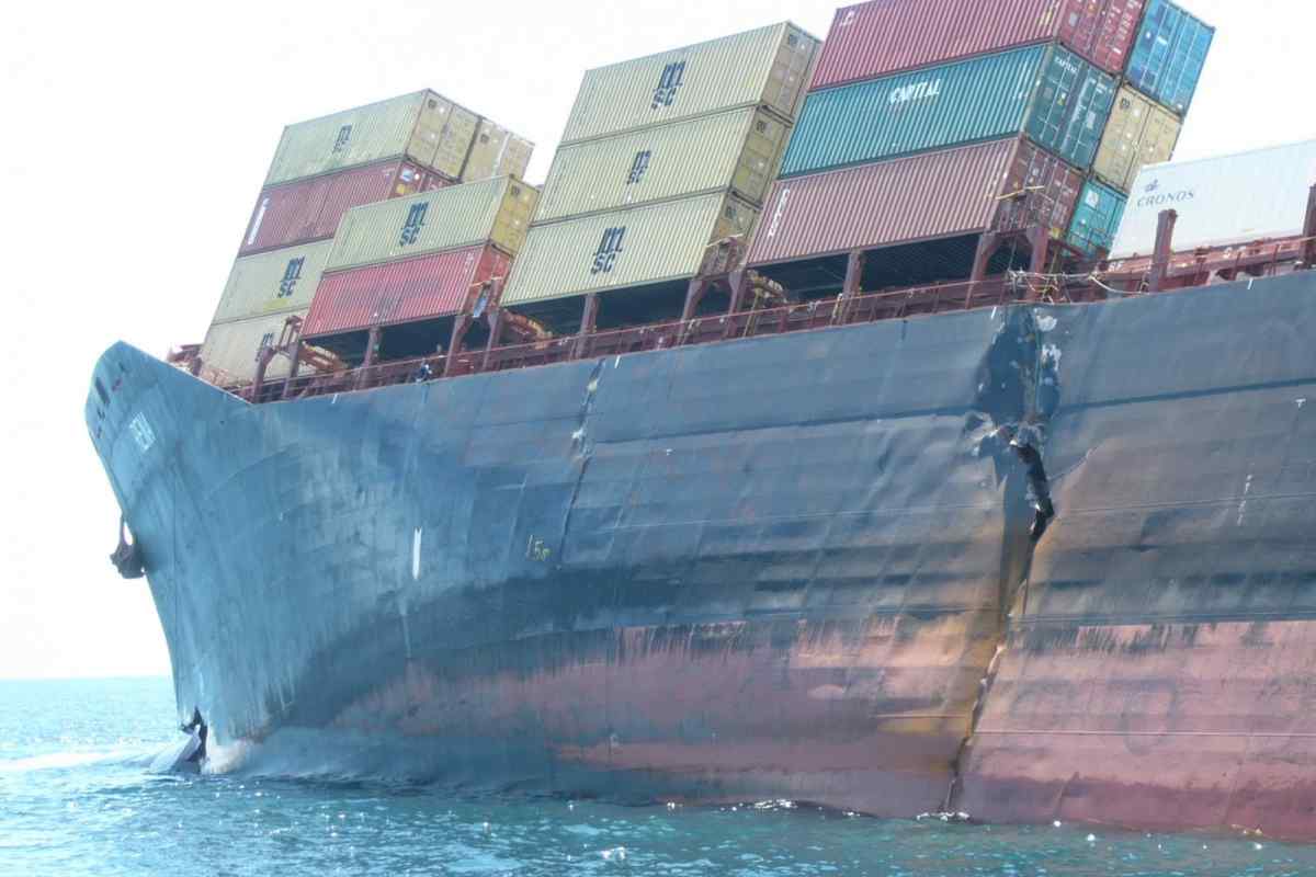 Чому контейнери не падають з транспортних кораблів
